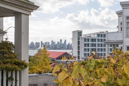313-147 1st Street E North Vancouver, BC V7L 1B2