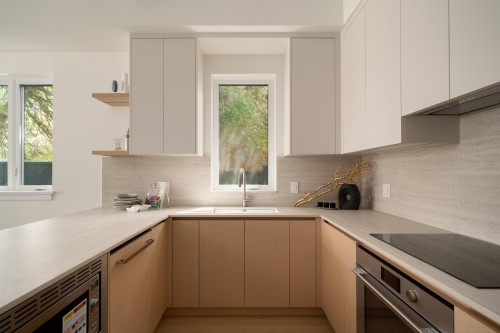 02-6507 Cypress Street, Vancouver, BC - Indoor Photo Showing Kitchen With Upgraded Kitchen