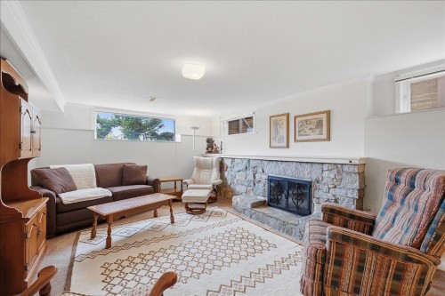 982 Braeside Street, West Vancouver, BC - Indoor Photo Showing Living Room With Fireplace