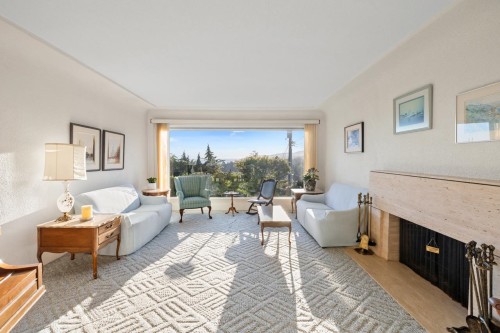 982 Braeside Street, West Vancouver, BC - Indoor Photo Showing Living Room
