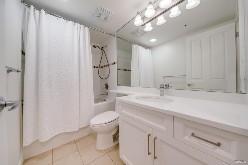 501-295 Guildford Way, Port Moody, BC - Indoor Photo Showing Bathroom