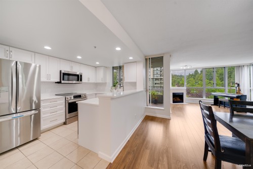 501-295 Guildford Way, Port Moody, BC - Indoor Photo Showing Kitchen With Upgraded Kitchen