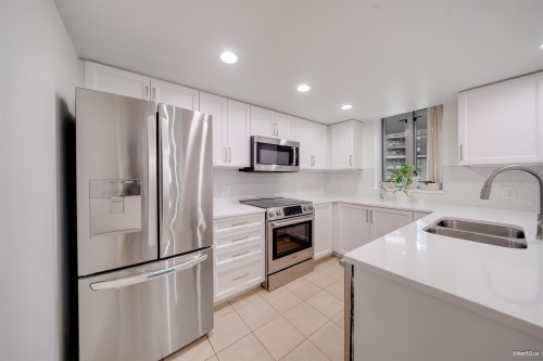 501-295 Guildford Way, Port Moody, BC - Indoor Photo Showing Kitchen With Double Sink With Upgraded Kitchen
