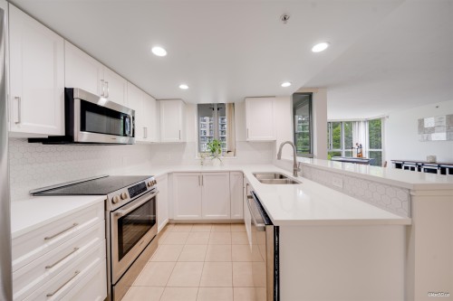501-295 Guildford Way, Port Moody, BC - Indoor Photo Showing Kitchen With Double Sink With Upgraded Kitchen