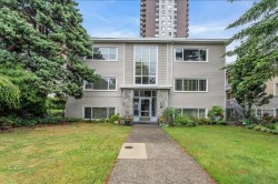 1-1420 Chesterfield Avenue  North Vancouver, BC V7M 2N4