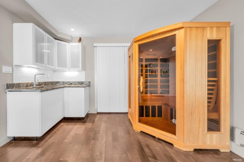 23271 Westminster Highway, Richmond, BC - Indoor Photo Showing Kitchen