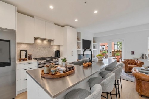 137-535 2Nd Street E, North Vancouver, BC - Indoor Photo Showing Kitchen With Upgraded Kitchen