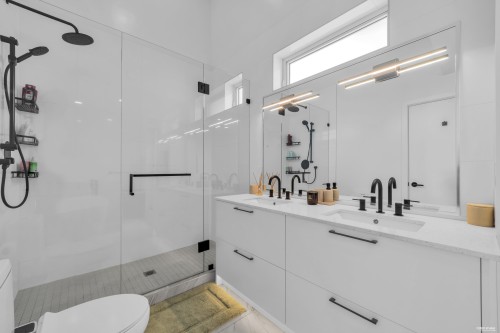 137-535 2Nd Street E, North Vancouver, BC - Indoor Photo Showing Bathroom