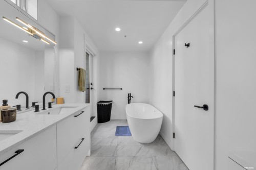 137-535 2Nd Street E, North Vancouver, BC - Indoor Photo Showing Bathroom