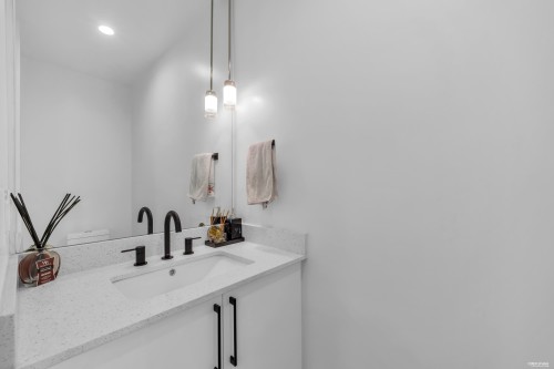 137-535 2Nd Street E, North Vancouver, BC - Indoor Photo Showing Bathroom