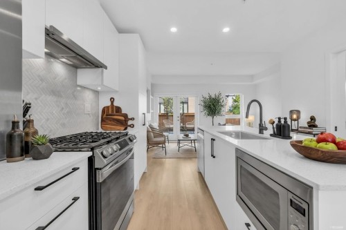 137-535 2Nd Street E, North Vancouver, BC - Indoor Photo Showing Kitchen With Upgraded Kitchen