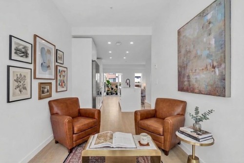 137-535 2Nd Street E, North Vancouver, BC - Indoor Photo Showing Living Room