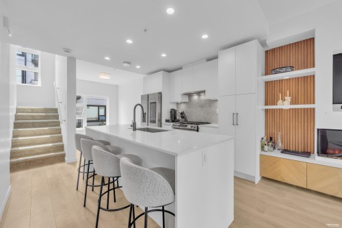 137-535 2Nd Street E, North Vancouver, BC - Indoor Photo Showing Kitchen With Upgraded Kitchen