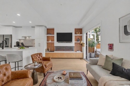 137-535 2Nd Street E, North Vancouver, BC - Indoor Photo Showing Living Room
