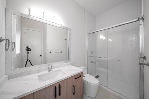 8563 11Th Avenue, Burnaby, BC - Indoor Photo Showing Bathroom