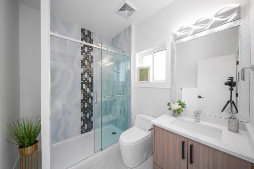 8563 11Th Avenue, Burnaby, BC - Indoor Photo Showing Bathroom