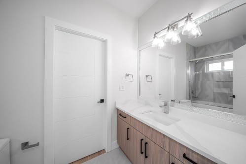 8563 11Th Avenue, Burnaby, BC - Indoor Photo Showing Bathroom