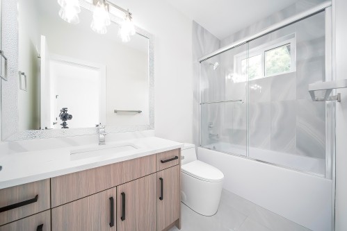 8563 11Th Avenue, Burnaby, BC - Indoor Photo Showing Bathroom