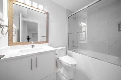 8563 11Th Avenue, Burnaby, BC - Indoor Photo Showing Bathroom
