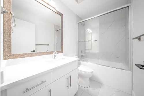 8563 11Th Avenue, Burnaby, BC - Indoor Photo Showing Bathroom