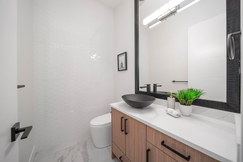 8563 11Th Avenue, Burnaby, BC - Indoor Photo Showing Bathroom
