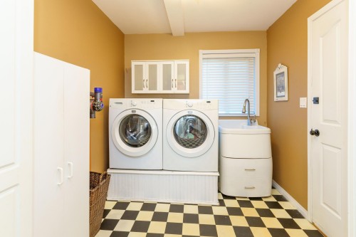 12612 215 Street, Maple Ridge, BC - Indoor Photo Showing Laundry Room