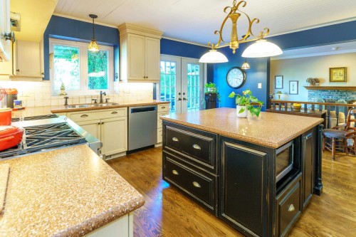 12612 215 Street, Maple Ridge, BC - Indoor Photo Showing Kitchen With Double Sink