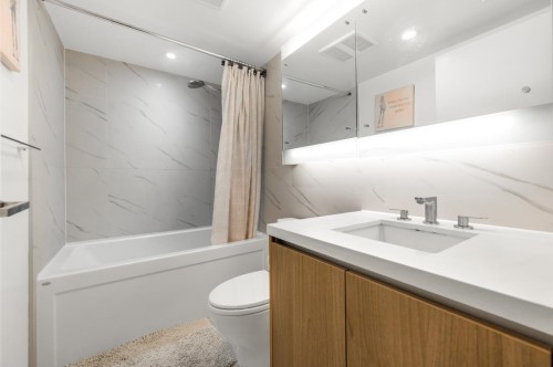 607-8833 Hazelbridge Way, Richmond, BC - Indoor Photo Showing Bathroom
