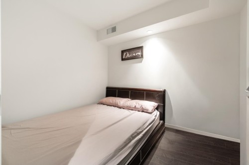 607-8833 Hazelbridge Way, Richmond, BC - Indoor Photo Showing Bedroom