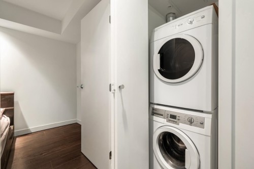 607-8833 Hazelbridge Way, Richmond, BC - Indoor Photo Showing Laundry Room