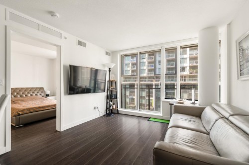 607-8833 Hazelbridge Way, Richmond, BC - Indoor Photo Showing Living Room