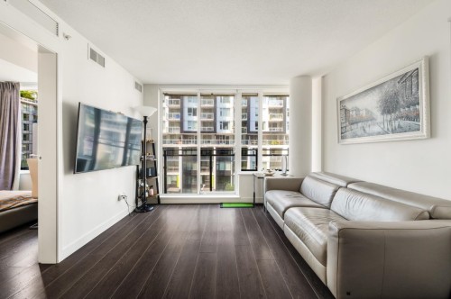 607-8833 Hazelbridge Way, Richmond, BC - Indoor Photo Showing Living Room