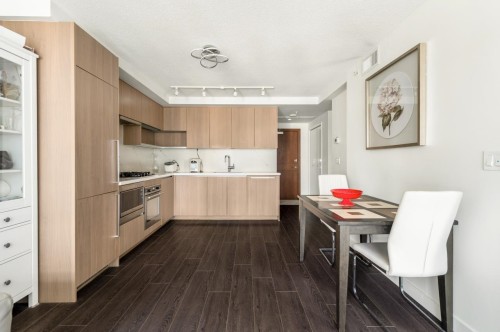 607-8833 Hazelbridge Way, Richmond, BC - Indoor Photo Showing Kitchen