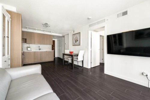 607-8833 Hazelbridge Way, Richmond, BC - Indoor Photo Showing Living Room