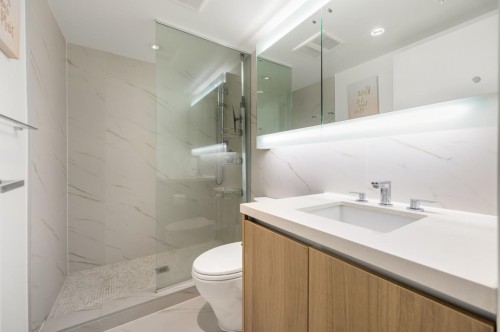 607-8833 Hazelbridge Way, Richmond, BC - Indoor Photo Showing Bathroom