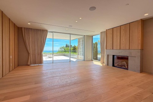 2390 Westhill Drive, West Vancouver, BC - Indoor Photo Showing Other Room With Fireplace