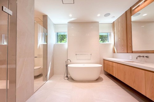 2390 Westhill Drive, West Vancouver, BC - Indoor Photo Showing Bathroom