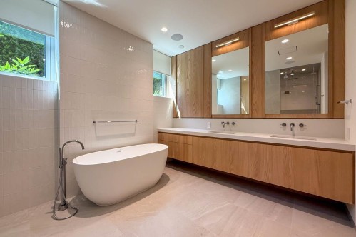2390 Westhill Drive, West Vancouver, BC - Indoor Photo Showing Bathroom
