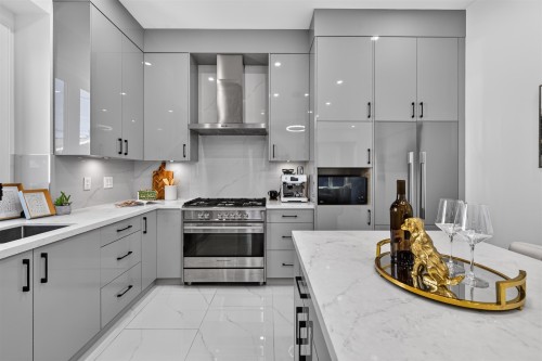 425 56Th Avenue E, Vancouver, BC - Indoor Photo Showing Kitchen With Upgraded Kitchen