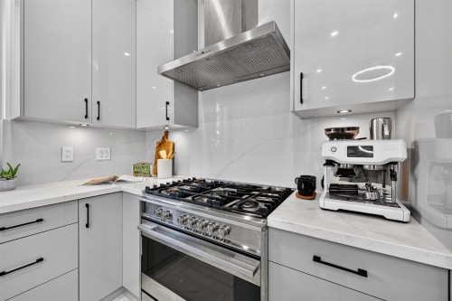 425 56Th Avenue E, Vancouver, BC - Indoor Photo Showing Kitchen With Upgraded Kitchen
