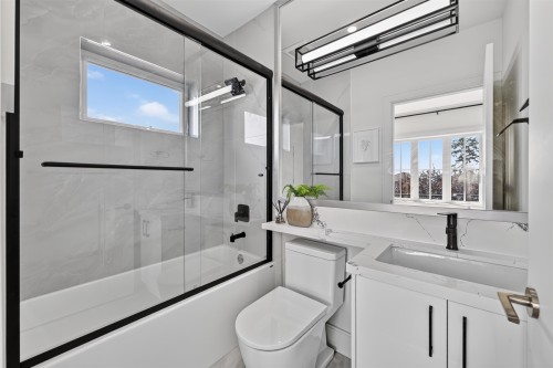 425 56Th Avenue E, Vancouver, BC - Indoor Photo Showing Bathroom