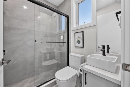 425 56Th Avenue E, Vancouver, BC - Indoor Photo Showing Bathroom