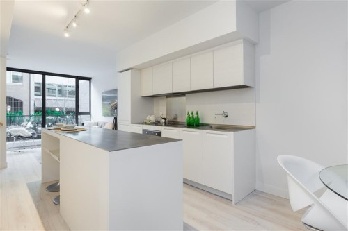 1135 Hornby Street, Vancouver, BC - Indoor Photo Showing Kitchen