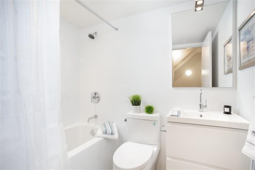1135 Hornby Street, Vancouver, BC - Indoor Photo Showing Bathroom