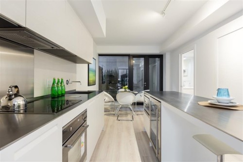 1135 Hornby Street, Vancouver, BC - Indoor Photo Showing Kitchen