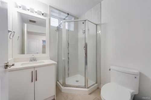 621 65Th Avenue E, Vancouver, BC - Indoor Photo Showing Bathroom