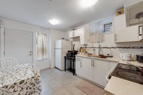 621 65Th Avenue E, Vancouver, BC - Indoor Photo Showing Kitchen With Double Sink