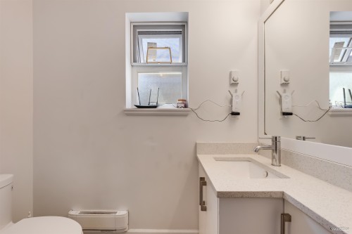 621 65Th Avenue E, Vancouver, BC - Indoor Photo Showing Bathroom