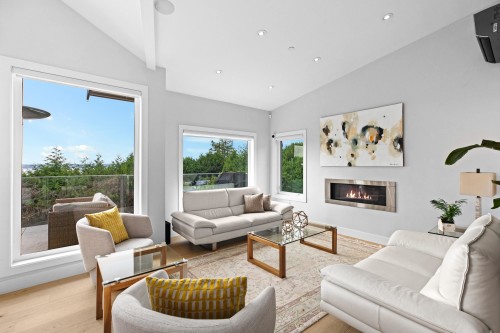 2512 Palmerston Avenue, West Vancouver, BC - Indoor Photo Showing Living Room With Fireplace