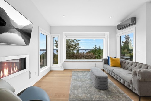 2512 Palmerston Avenue, West Vancouver, BC - Indoor Photo Showing Living Room With Fireplace
